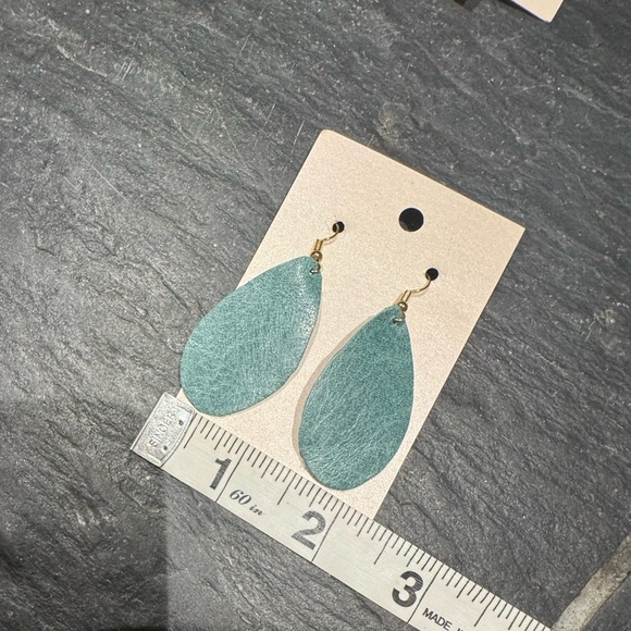 Gorgeous leather torquoise earrings! Teardrop shape with golden wires- zoom in: - Picture 2 of 6